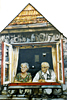 lteste Fassadenmalerei: Oma und Opa am Fenster
